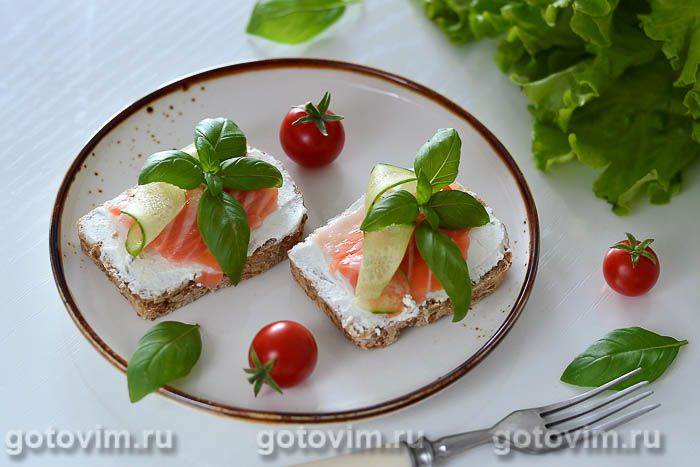 Брускети з вершковим сиром і слабосоленою сьомгою. Фотографія рецепта