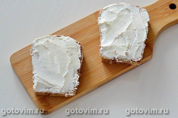 Брускети з вершковим сиром і слабосоленою сьомгою