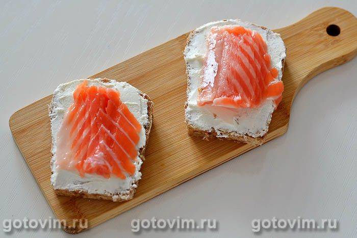 Брускети з вершковим сиром і слабосоленою сьомгою