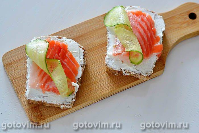 Брускети з вершковим сиром і слабосоленою сьомгою