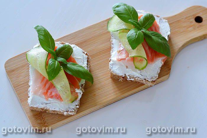 Брускети з вершковим сиром і слабосоленою сьомгою