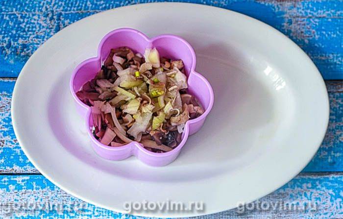 Листковий салат &laquo;Наречена&raquo; з куркою та грибами 