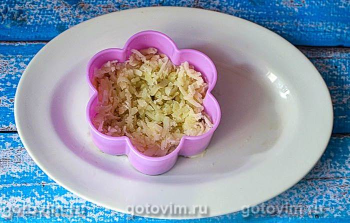 Листковий салат &laquo;Наречена&raquo; з куркою та грибами 