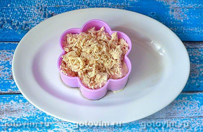 Листковий салат &laquo;Наречена&raquo; з куркою та грибами 