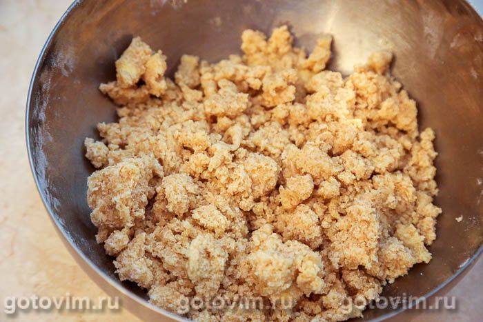 Крамбл із чорною смородиною