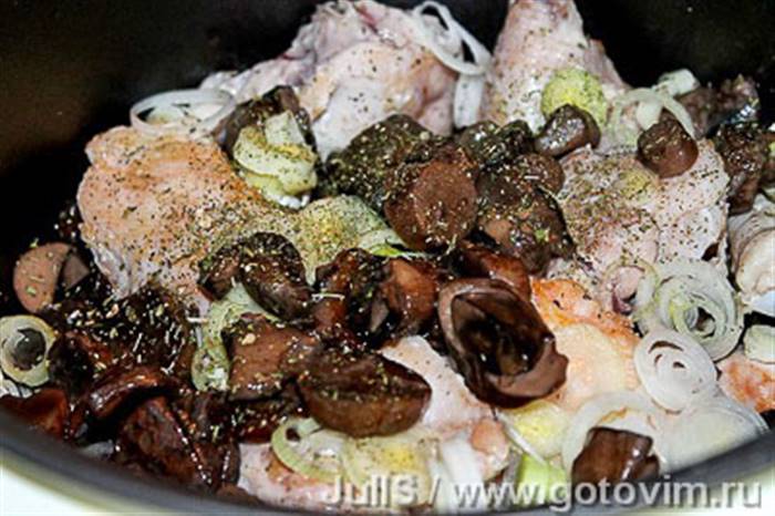 Курка з грибами в мультиварці 