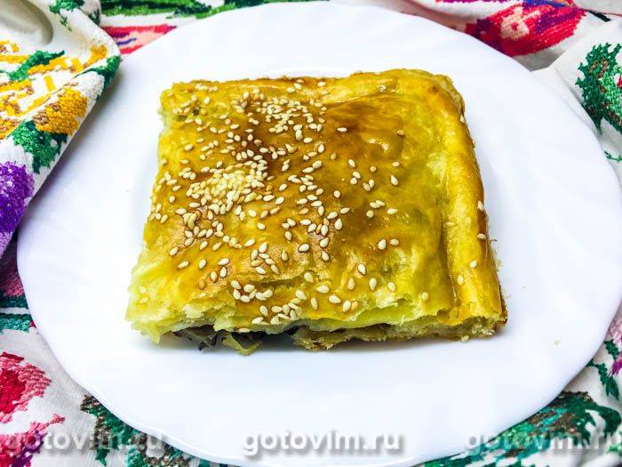 Пиріг із листкового тіста з солоними груздями в духовці. Фотографія рецепта