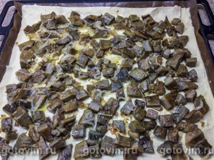 Пиріг із листкового тіста з солоними груздями в духовці