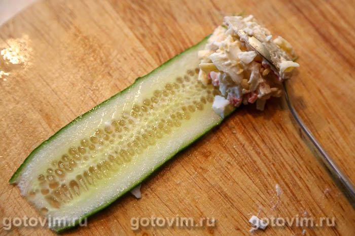 Рулетики з огірків із крабовими паличками