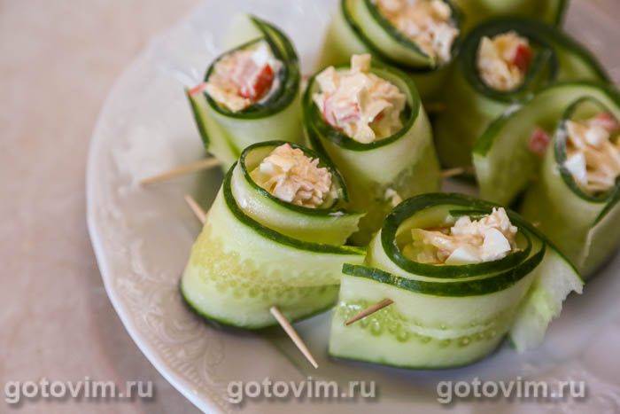 Рулетики з огірків із крабовими паличками