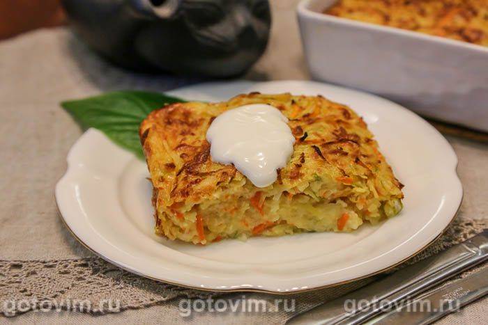 Запіканка з тертих кабачків і картоплі з сиром сулугуні. Фотографія рецепта