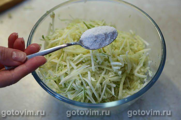 Запіканка з тертих кабачків і картоплі з сиром сулугуні