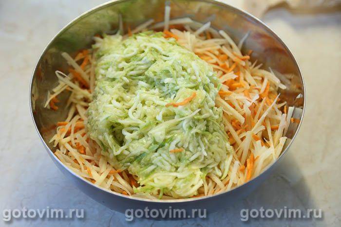 Запіканка з тертих кабачків і картоплі з сиром сулугуні