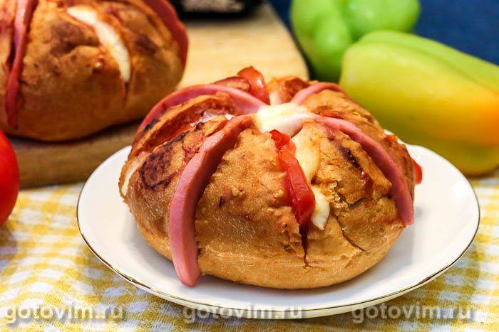 Гарячі булочки, фаршировані ковбасою, помідорами та сиром моцарела. Фотографія рецепта
