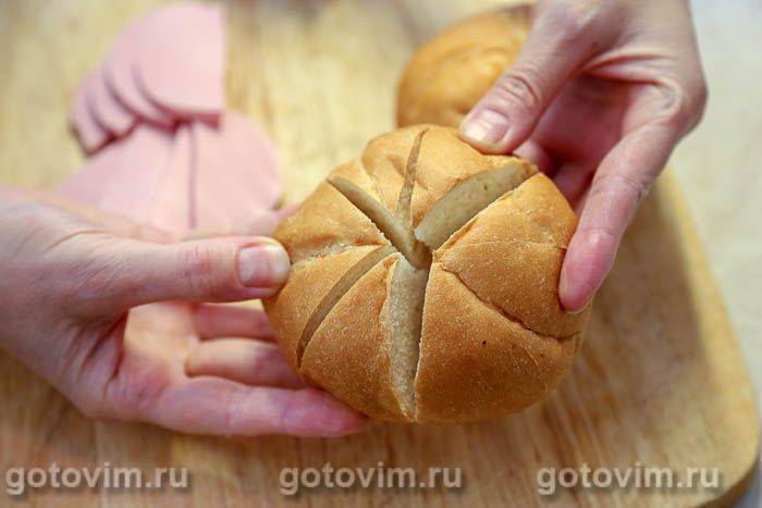 Гарячі булочки, фаршировані ковбасою, помідорами та сиром моцарела