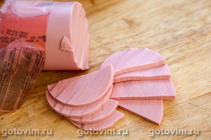 Гарячі булочки, фаршировані ковбасою, помідорами та сиром моцарелла