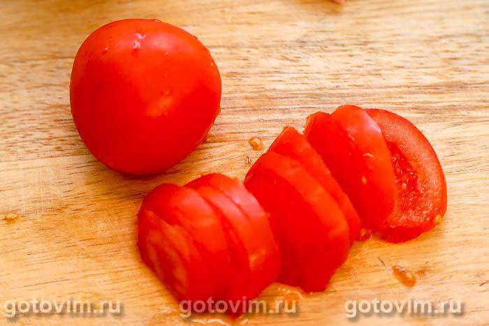 Гарячі булочки, фаршировані ковбасою, помідорами та сиром моцарелла