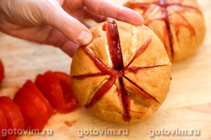 Гарячі булочки, фаршировані ковбасою, помідорами та сиром моцарелла