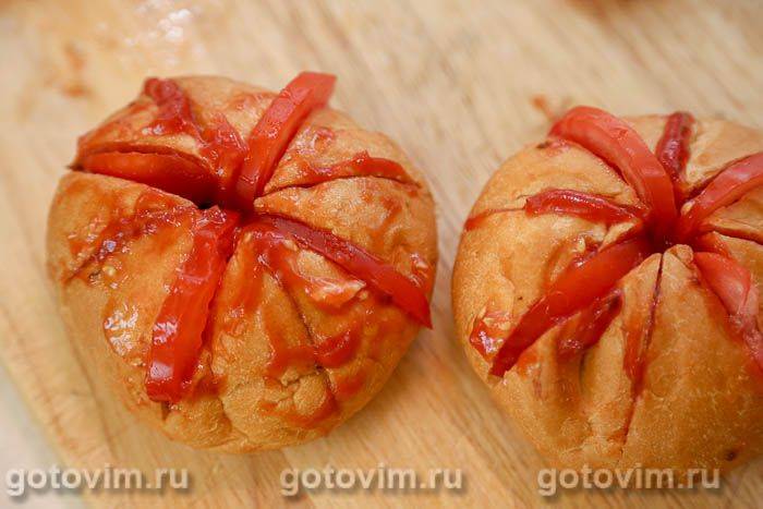 Гарячі булочки, фаршировані ковбасою, помідорами та сиром моцарелла