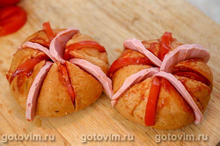 Гарячі булочки, фаршировані ковбасою, помідорами та сиром моцарелла