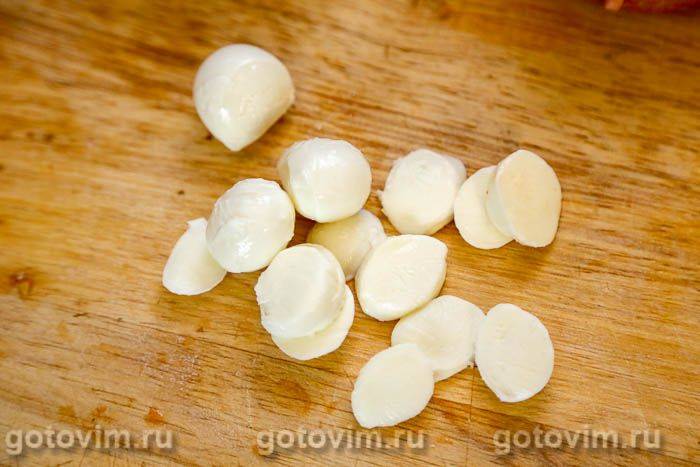 Гарячі булочки, фаршировані ковбасою, помідорами та сиром моцарелла