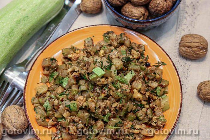 Кабачки з волоськими горіхами, часником і зеленню. Фотографія рецепта