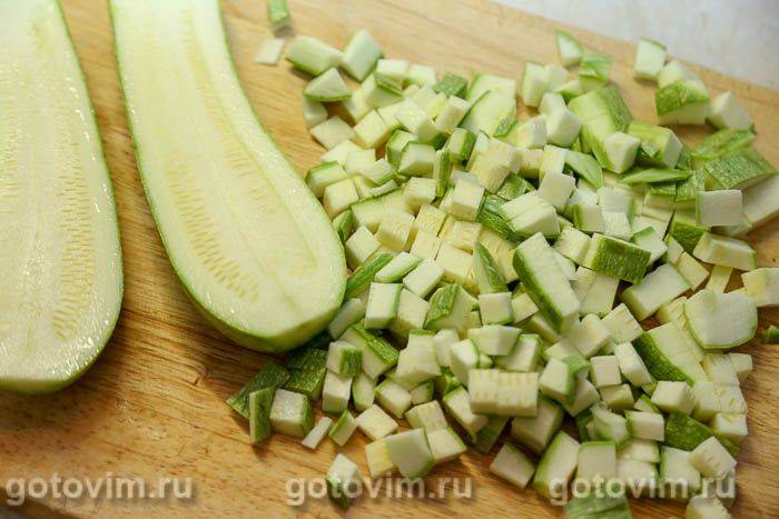 Кабачки з волоськими горіхами, часником і зеленню