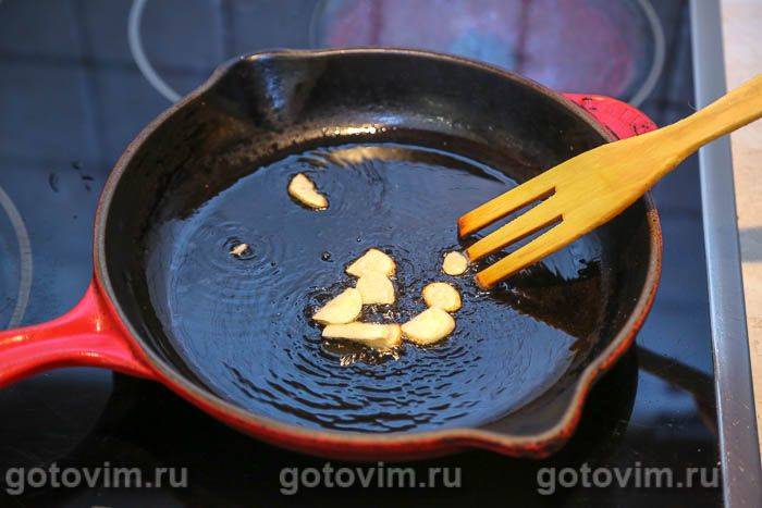 Кабачки з волоськими горіхами, часником і зеленню