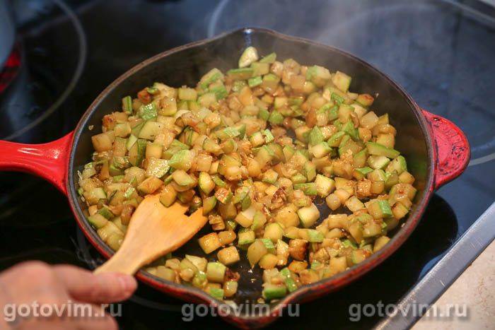 Кабачки з волоськими горіхами, часником і зеленню