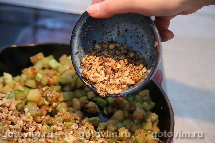 Кабачки з волоськими горіхами, часником і зеленню