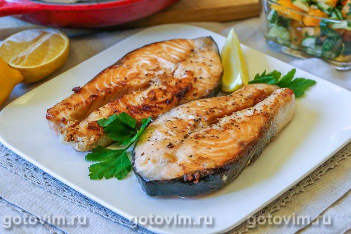 Стейк лосося на сковорідці в ароматній олії з часником, лимоном і медом. Фотографія рецепта