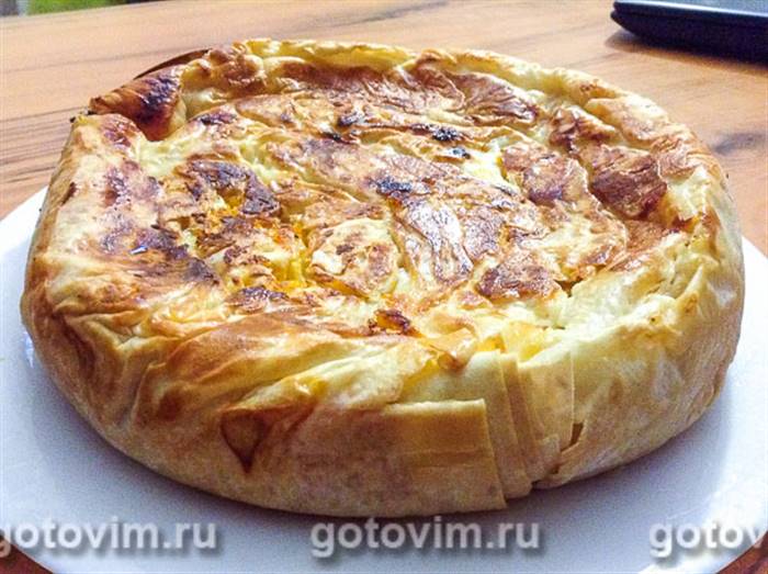 Баниця з кисломолочним сиром і цибулею-пореєм у мультиварці . Фотографія рецепта