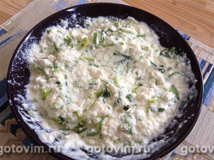 Баниця з кисломолочним сиром і цибулею-пореєм у мультиварці 