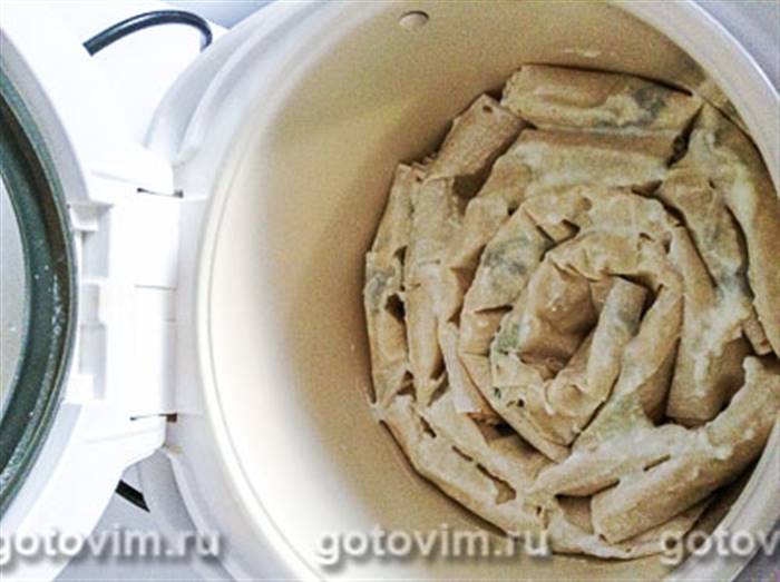 Баниця з кисломолочним сиром і цибулею-пореєм у мультиварці 