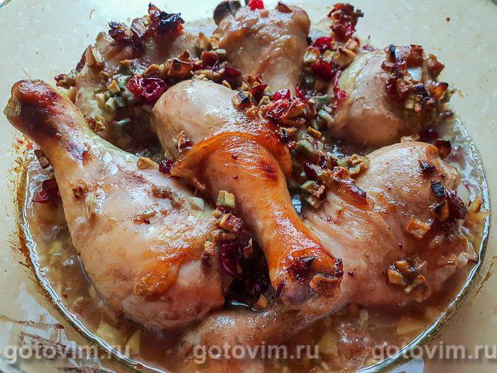 Курячі ніжки в духовці, запечені з часником, журавлиною та медом. Фотографія рецепта