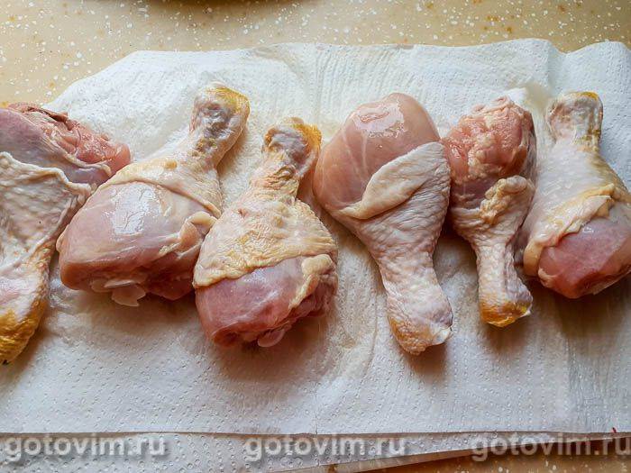 Курячі ніжки в духовці, запечені з часником, журавлиною і медом