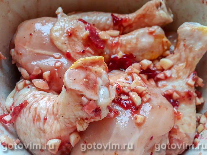 Курячі ніжки в духовці, запечені з часником, журавлиною та медом