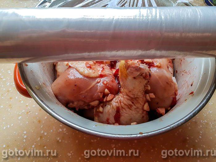 Курячі ніжки в духовці, запечені з часником, журавлиною та медом