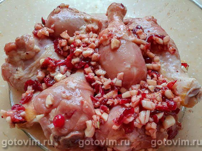 Курячі ніжки в духовці, запечені з часником, журавлиною та медом