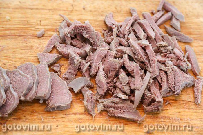 Салат із зеленої редьки з вареним язиком