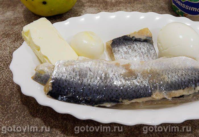 Віденські вафлі з сирним сиром і оселедцевим паштетом