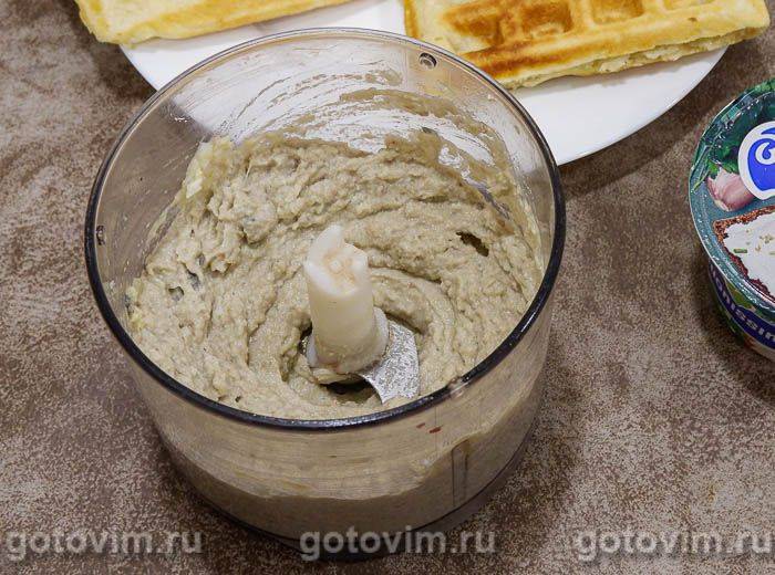 Віденські вафлі з сирним сиром і оселедцевим паштетом