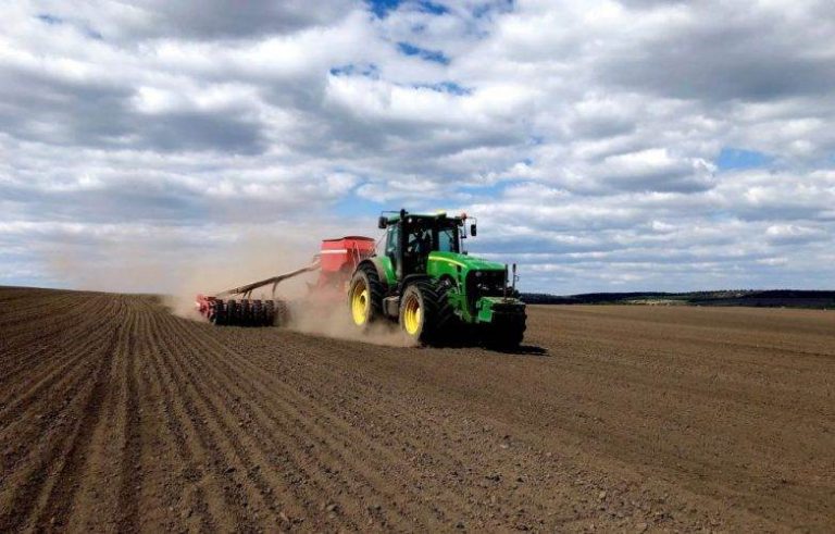 Які природні умови визначають зони вирощування технічних культур у світі