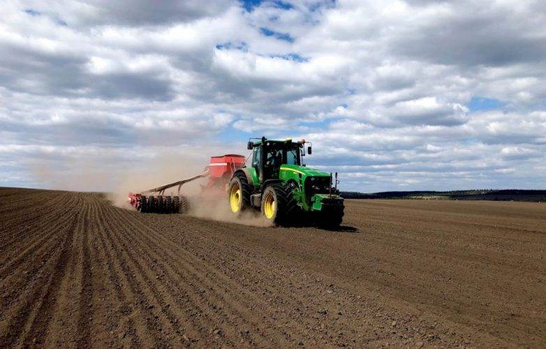 Які природні умови визначають зони вирощування технічних культур у світі