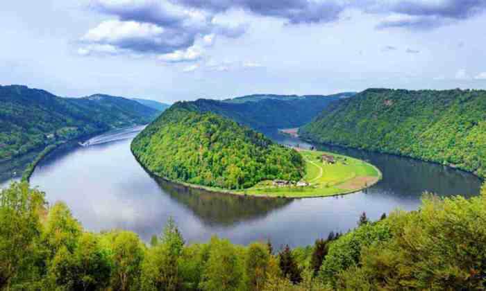 Де тече Рейн і чому його називають срібною артерією Європи