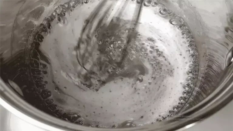 Чому рідини піняться і як це працює насправді