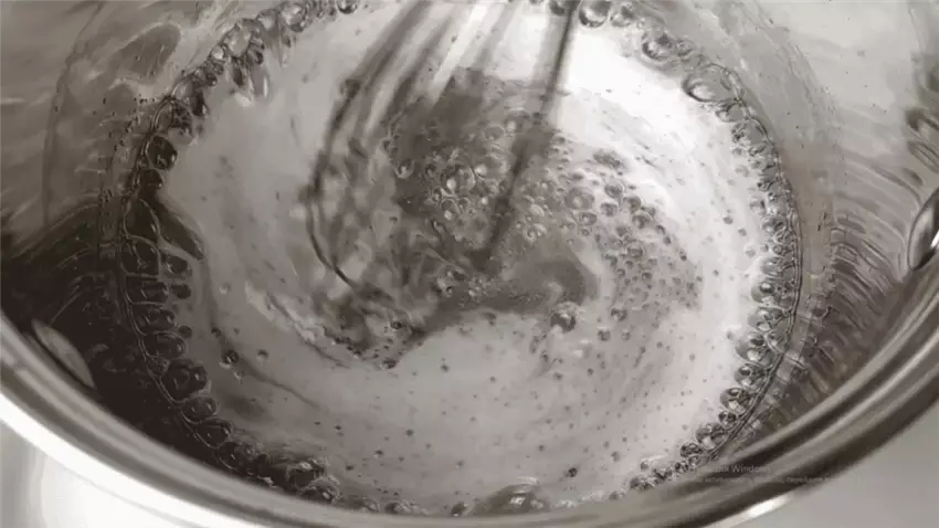 Чому рідини піняться і як це працює насправді