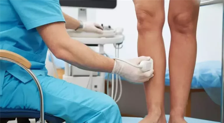 Чому сверблять ноги нижче колін і як з цим боротися