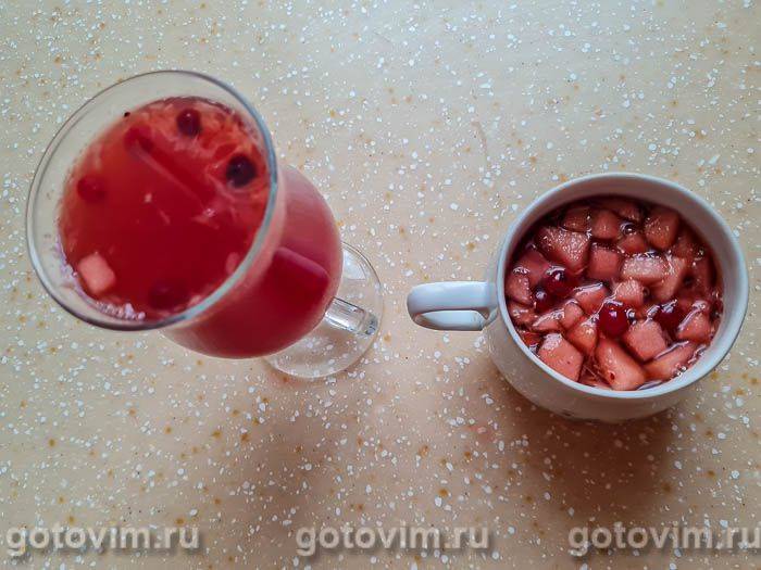 Глінтвейн із червоного вина з журавлиною та яблуками. Фотографія рецепта