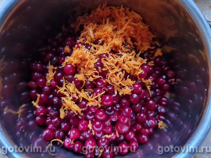 Глінтвейн із червоного вина з журавлиною та яблуками